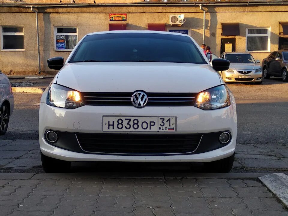 Polo дхо. Дневные ходовые огни Фольксваген поло 2013. ДХО на VW Polo sedan 2013. ДХО на Фольксваген поло седан 2013. Volkswagen Polo дневные ходовые.