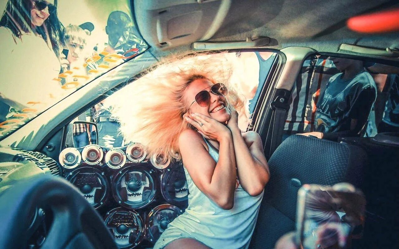 Музончик в машину. Автозвук. Автозвук машины. Альфард автозвук. Автозвук девушки.
