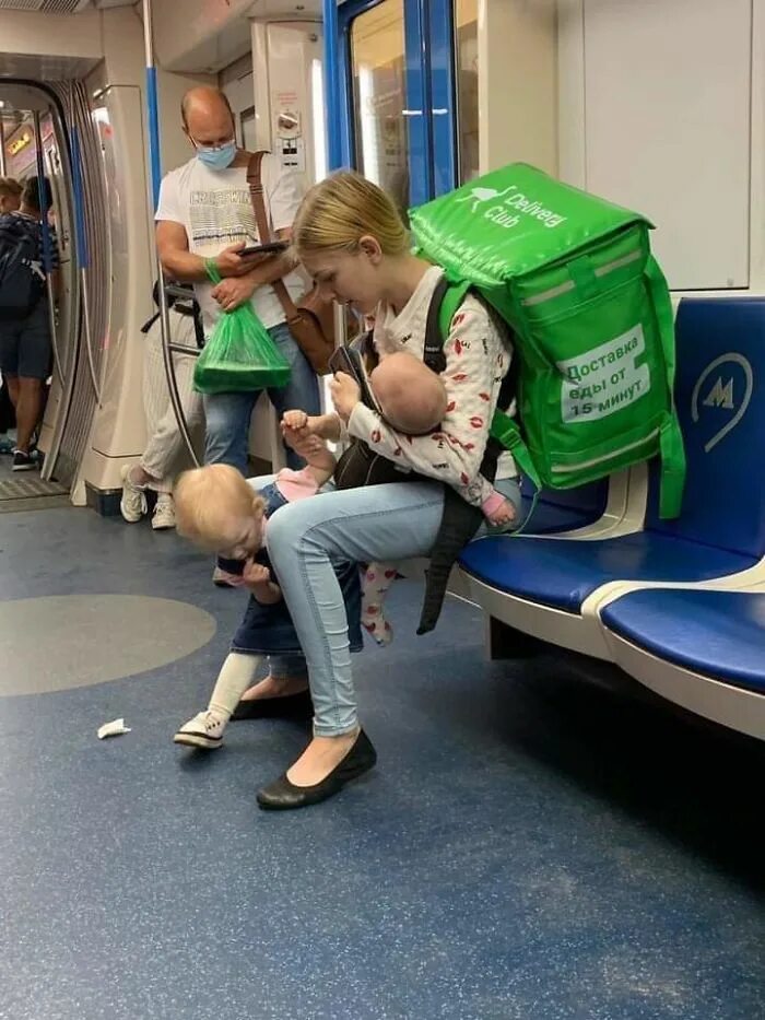 Платить ли за ребенка в метро. Мать с ребенком в метро. женщина с ребенком в метро. метро для детей. мама с детьми в метро курьер.