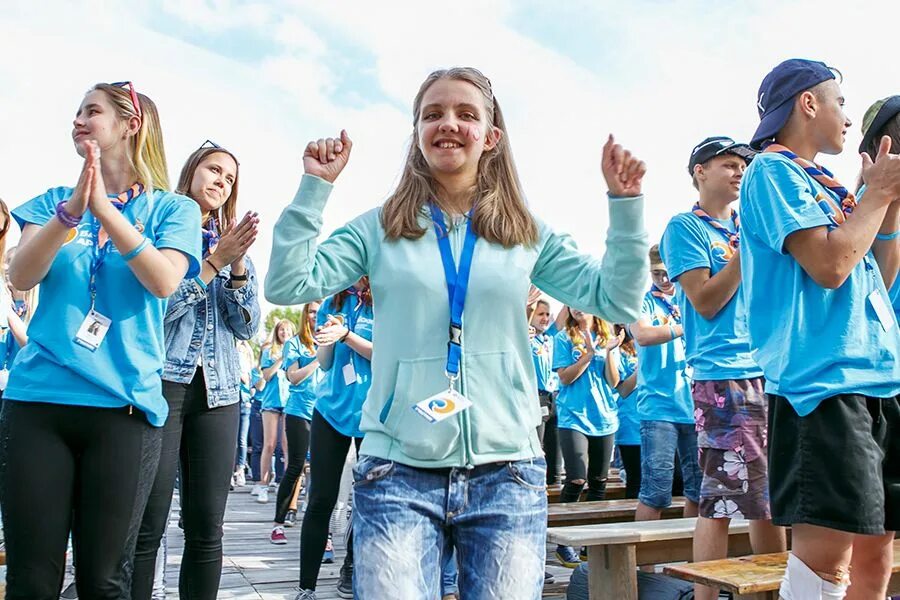 Центр знаний молодежной политики артек. Активная молодежь будущее России. Молодежь будущее страны. Весеннее изменения для молодежи. Фото молодежь мы будущее России картинки.