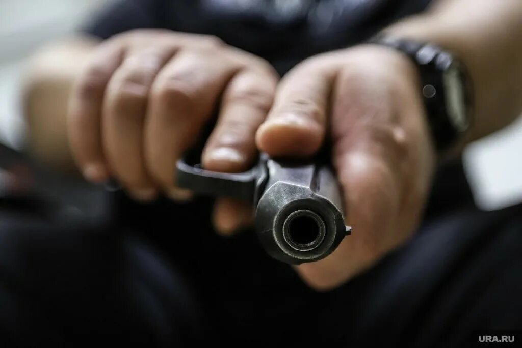 бандит с деньгами. криминал картинки. профессиональный преступник. преступная группа. романтизировать бандитизм.