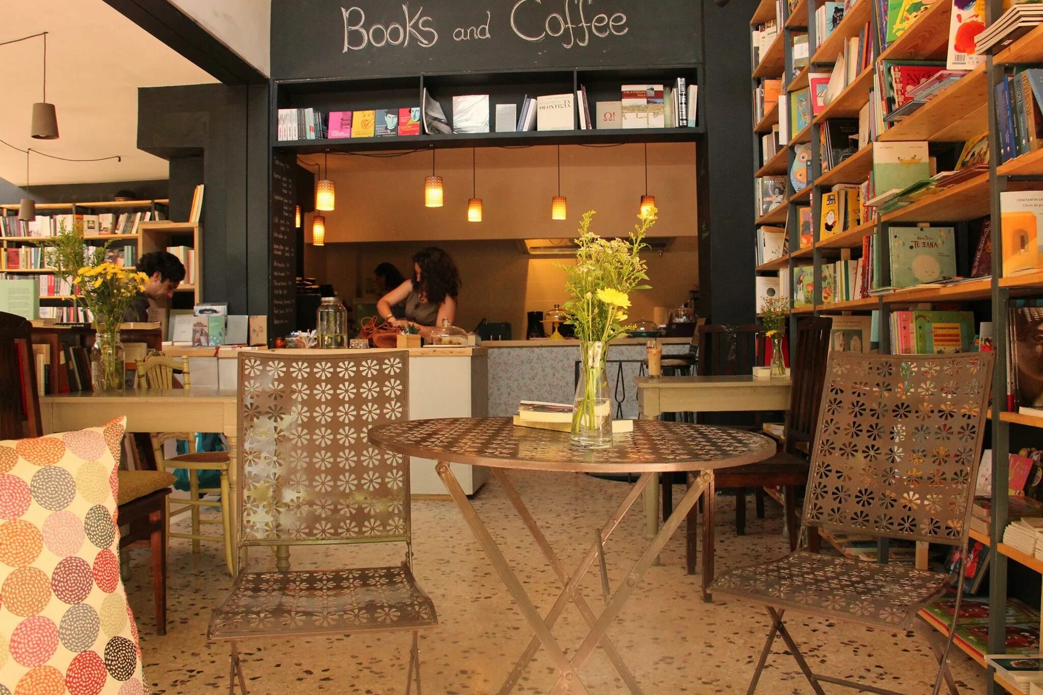 Книжное кафе. Кафе с книжными полками. Уютное кафе с книгами. Уютное книжное кафе.