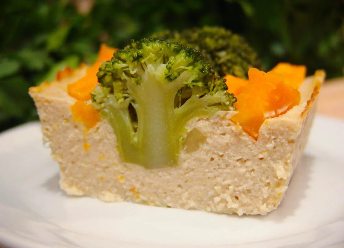 Куриное суфле в духовке. Куриное суфле с брокколи. Суфле из курицы. Куриное суфле с овощами.