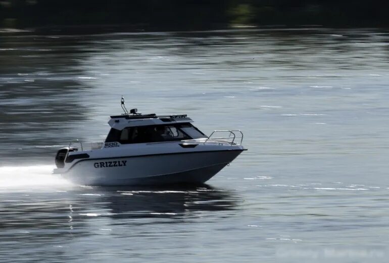 Grizzly cabin. Катер grizzly 600. лодка гризли 600. катер гризли 600 кабин. катер grizzly 600 cabin.