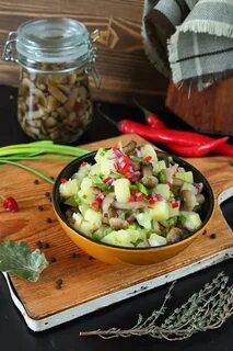 Салат деревенский с картошкой и соленым огурцом
