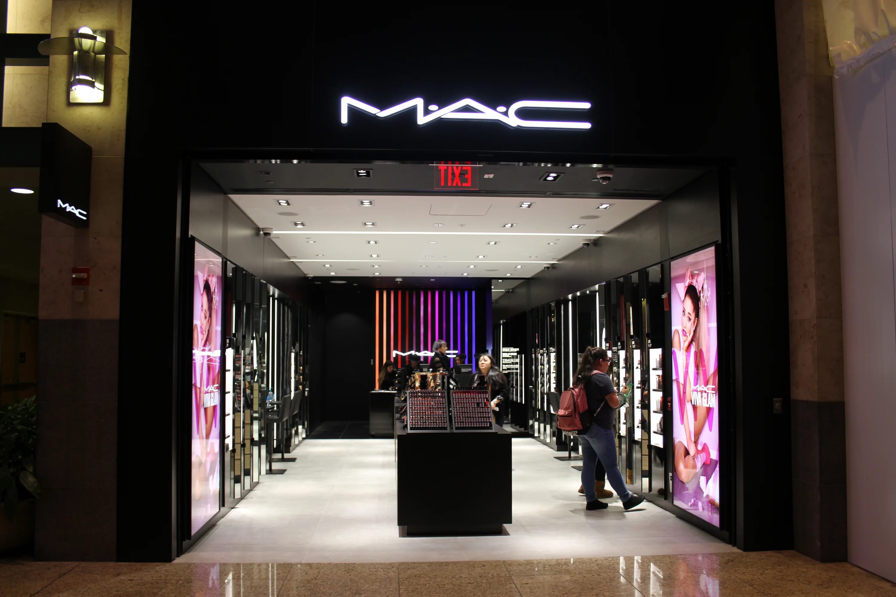 Mac shop ru. Магазин косметики мас. Mac косметика. Mac магазины в Москве. Mac косметика штаб квартира.