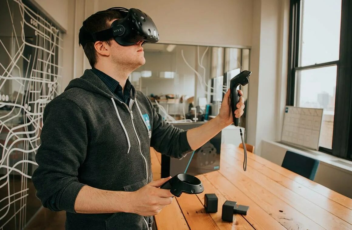 Где виртуальную реальность. Виртуальная реальность htc vive. vr оборудование. шлем дополненной реальности. очки с дополненной реальностью разработка.
