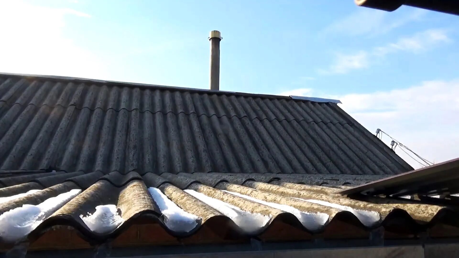 Трещина в шифере на крыше. Заделать дыру в шифере на крыше. Заделка трещин в шифере на крыше. Заделать дыру в шифере на крыше от трубы.