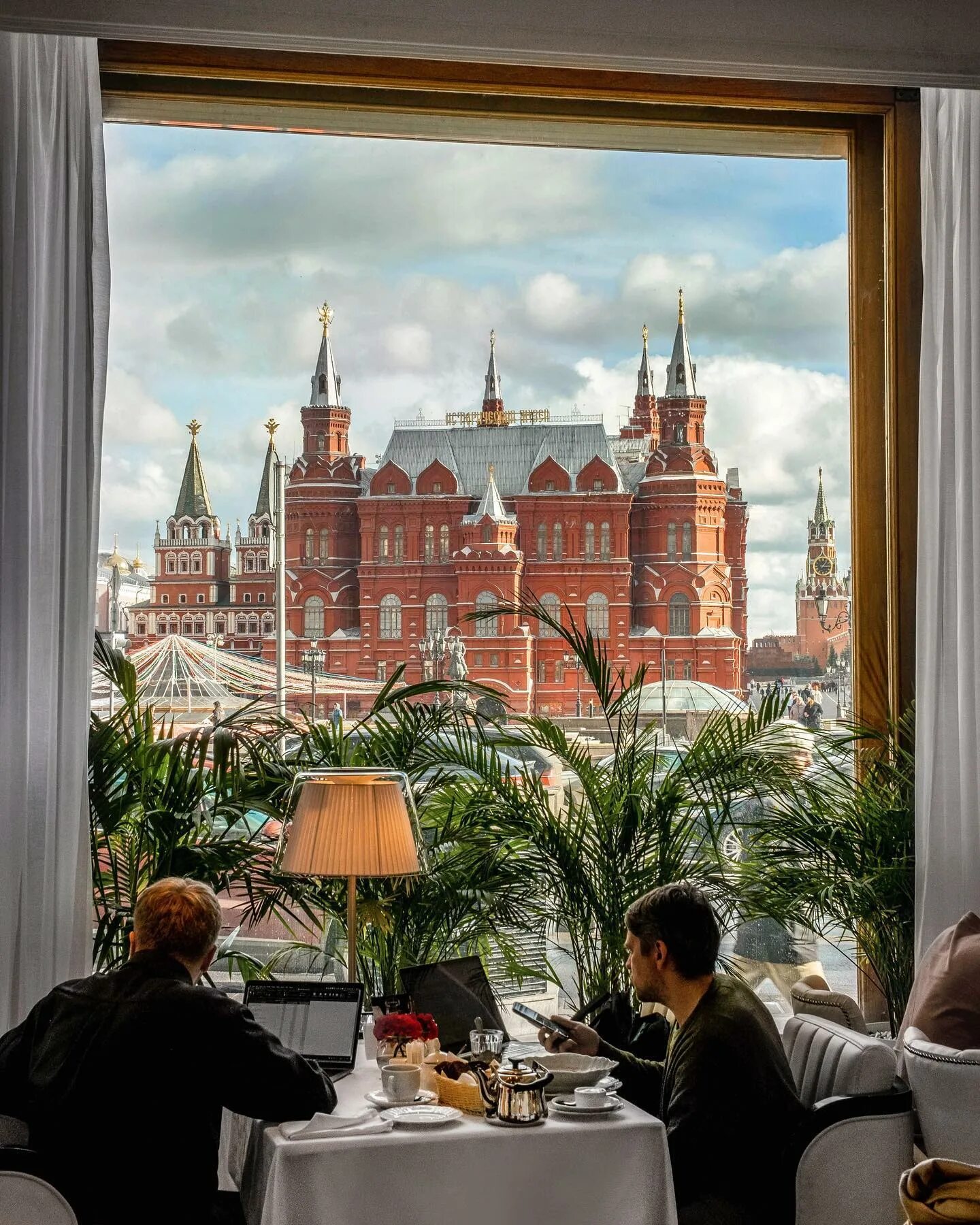 Шикарный завтрак в ресторане. Ritz carlton москва завтрак. Завтраки в москве. Ресторан балкон. Шведский стол отель националь.
