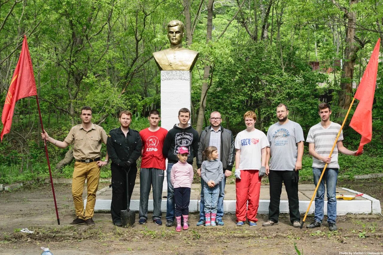 Приморского комсомола. Памятник Сергею Лазо во Владивостоке. КПРФ Приморский край. Поселок Экипажный. Посёлок Лазо Приморский край.