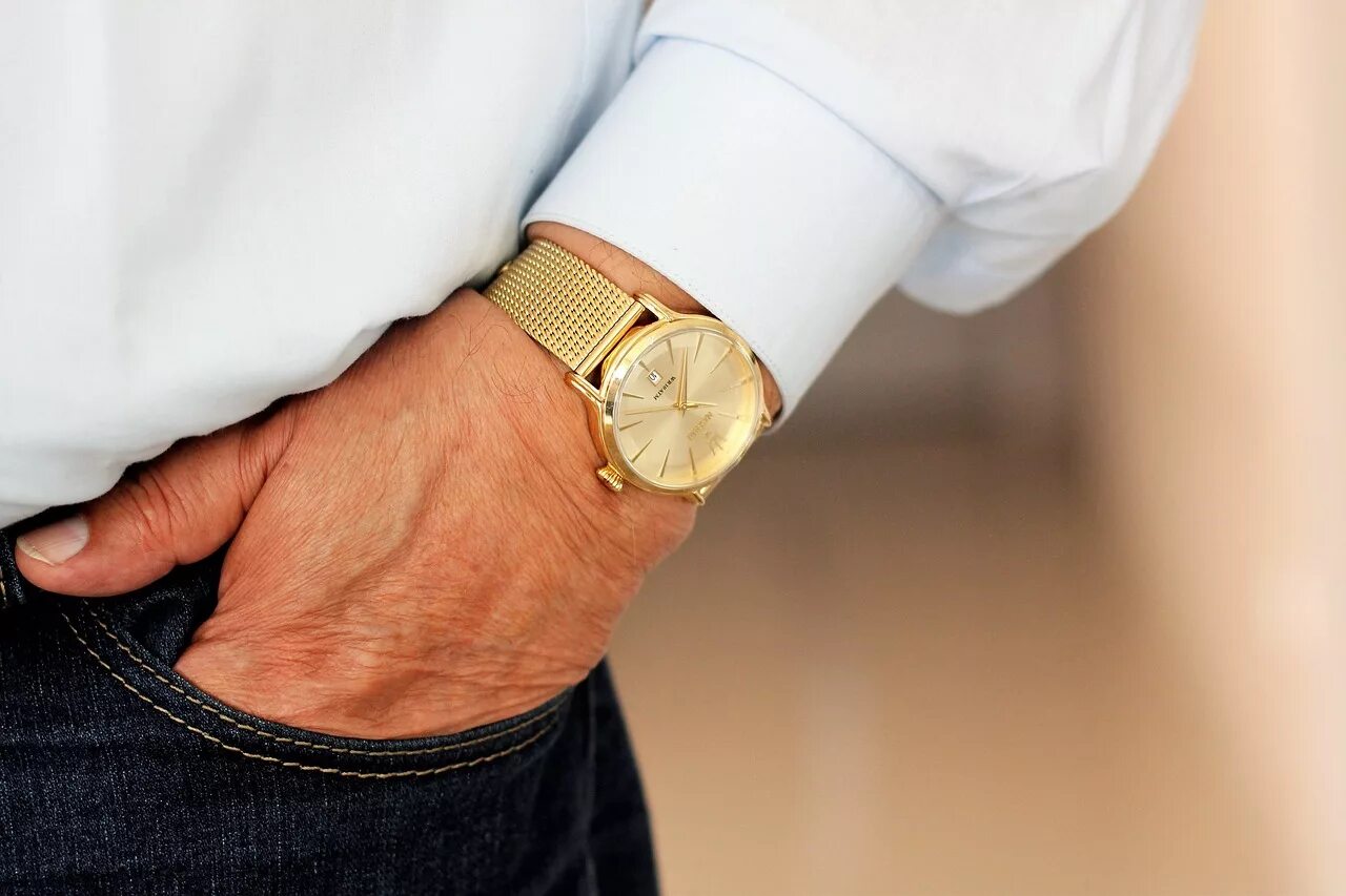 Как подобрать часы. Мужские часы на руке. Золотые часы на руке. Мужчина с золотыми часами. Часы на запястье.