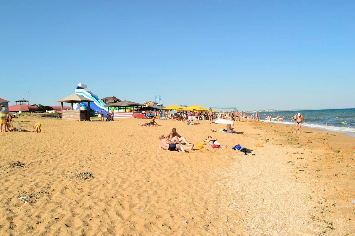 Село береговое феодосия. Поселок Береговое Феодосия. Село Береговое Крым Феодосия. Феодосия поселок Береговое золотой пляж. Поселок Береговое Феодосия пляж.