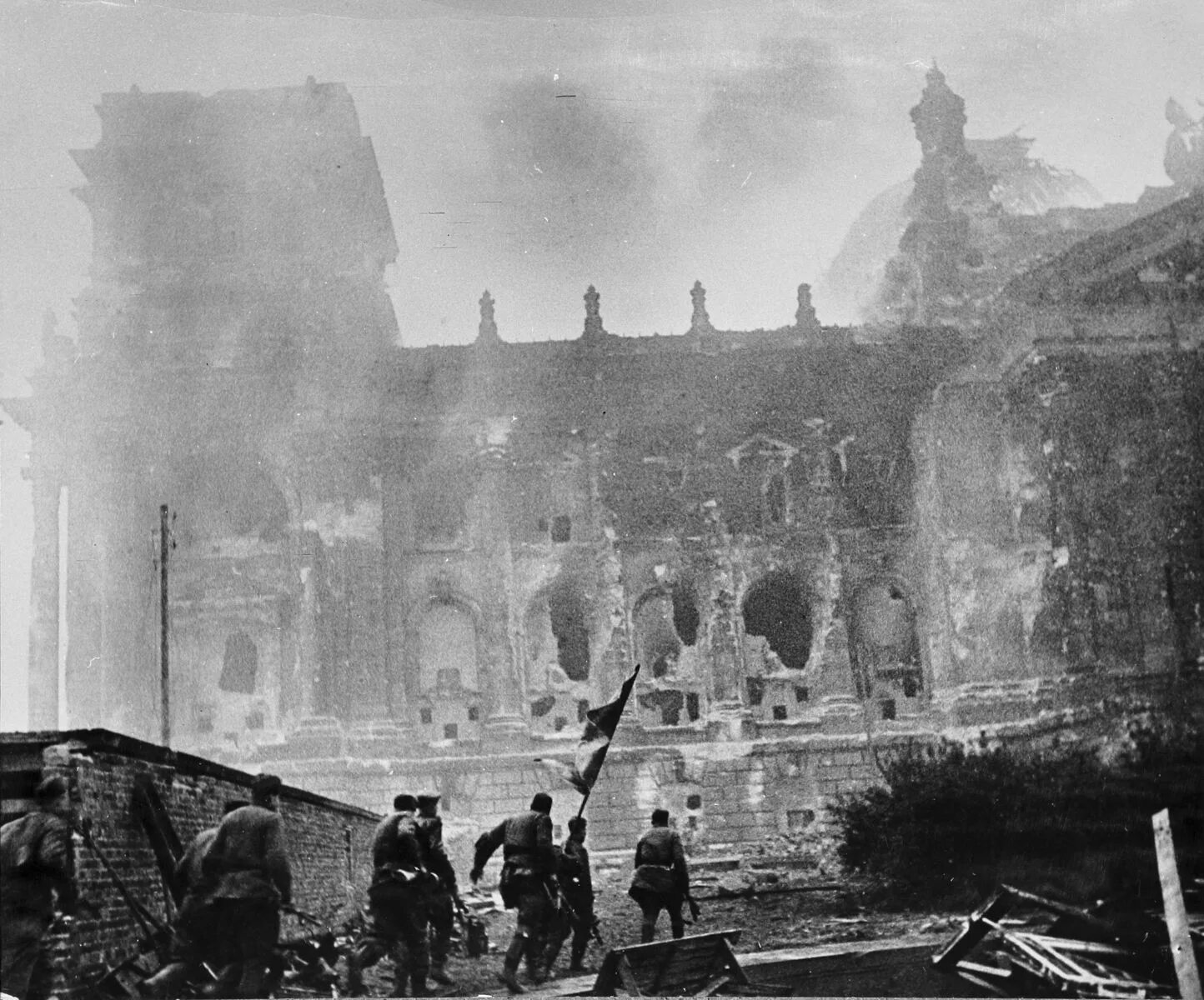 30 апреля штурм рейхстага. Рейхстаг в берлине 1945. 1 штурм берлина. Берлин взятие рейхстага май 1945. Битва за берлин штурм рейхстага.