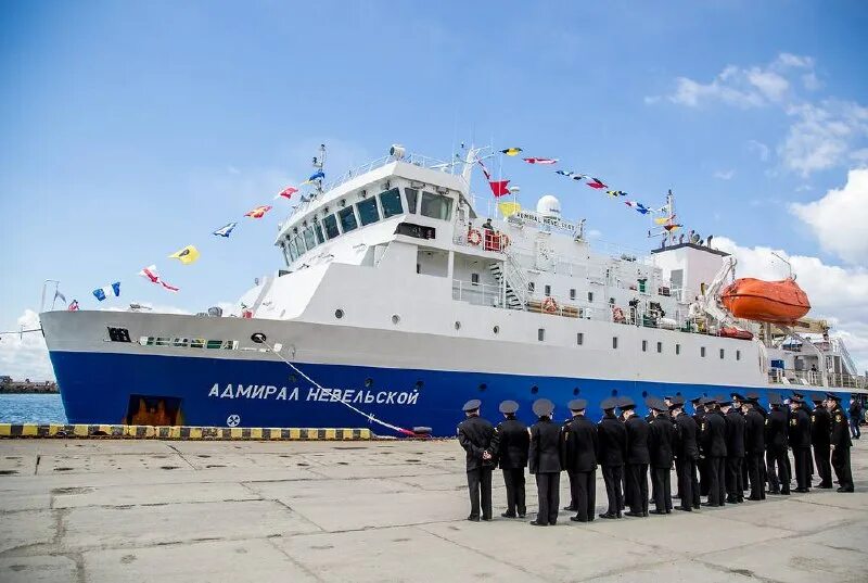 Где находится судно корсаков. Адмирал невельской судно. теплоход адмирал невельской. адмирал невельской корабль сахалин. речное судно адмирал невельской.