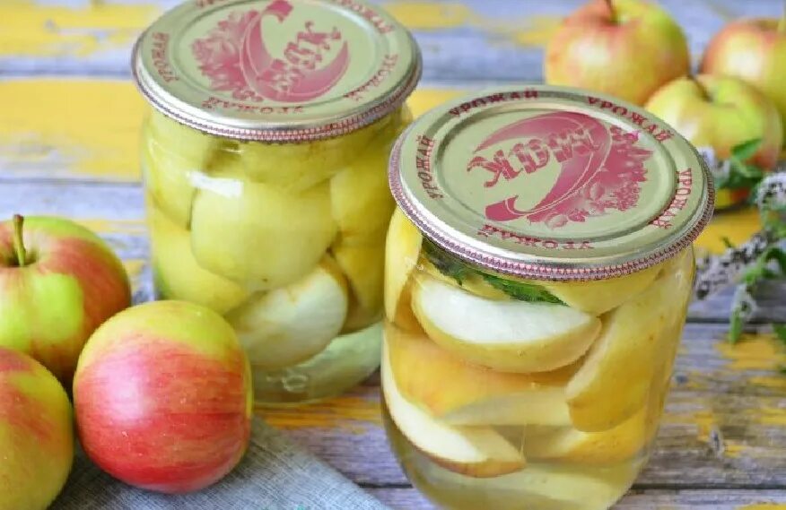Маринованные яблоки на зиму без стерилизации кусочками. Яблоки в сиропе на зиму дольками. Яблоки маринованные на зиму. Квашеные яблоки. Яблоки на зиму в банках дольками.