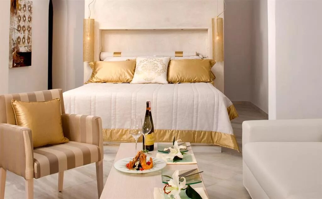 Отеле «gold lion». Gold suites. Gold suites. Gold suites. Atlantis books, санторини, греция.