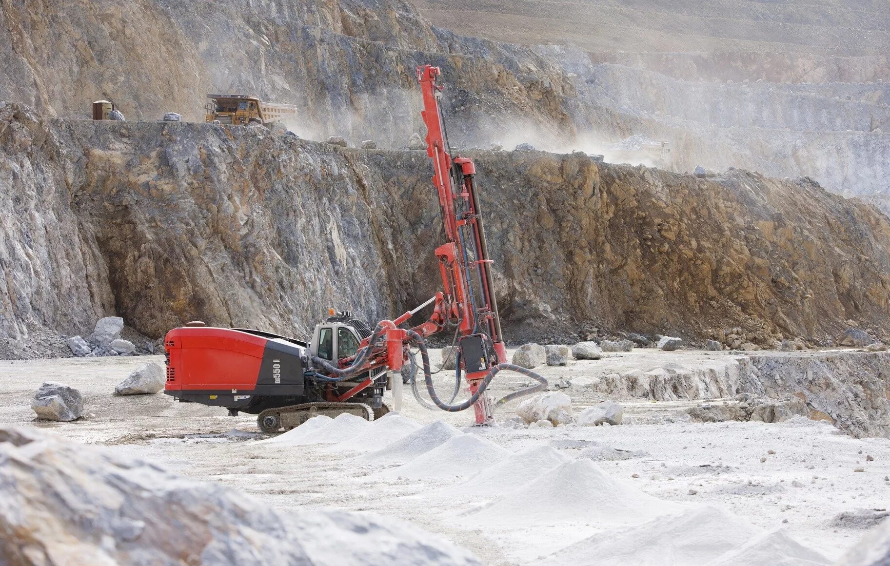 Буровая sandvik. Sandvik Leopard di550. Буровой станок Сандвик леопард. Буровой станок Sandvik di550. Сандвик di 550.