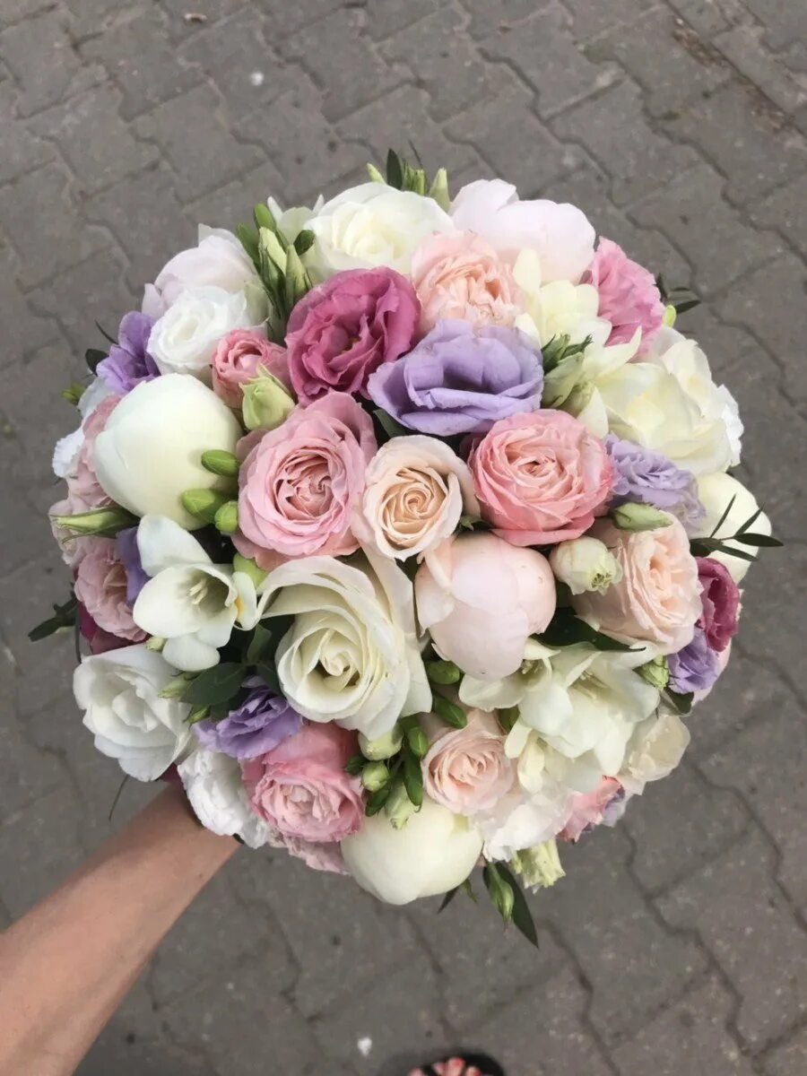 Свадебный букет из эустом и кустовых роз. Пионовидные розы и эустома. Букет из эустомы и роз