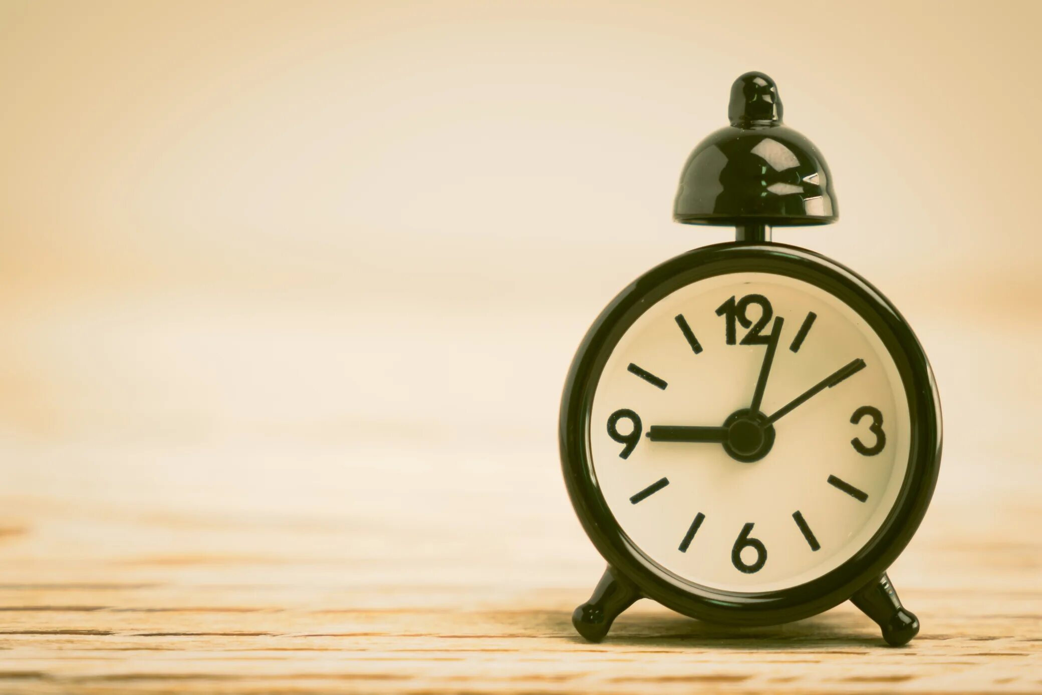 5 hours left. Фотофон с часами. старинный таймер. the hours. sale time hours.
