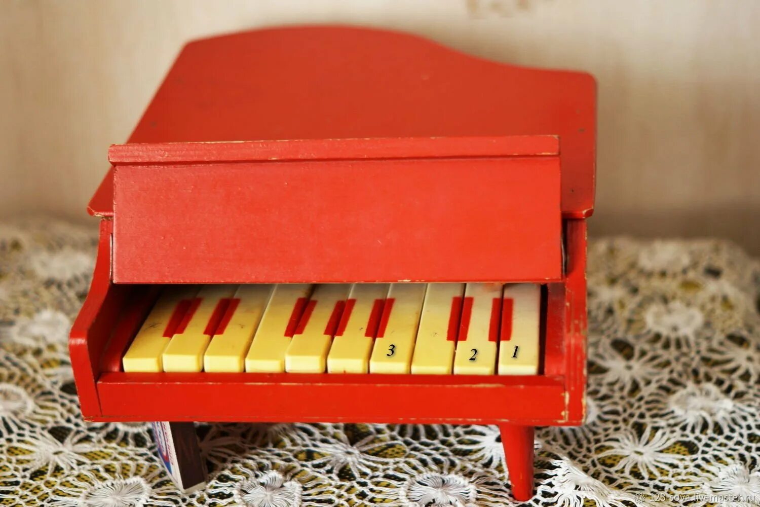 диски с детскими песенками. игрушечное пианино ссср. цитра музыкальный инструмент. советское детство. счастливое советское детство.