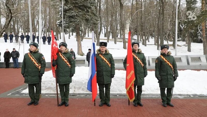 Митинг ставрополь. Вечный огонь Ставрополь солдат освобождения Ставрополя. Юнармия Ставрополь. Митинг в Ставрополе. Мемориал в честь погибших на войне.