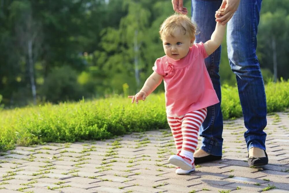 Когда дети начинают играть. Ходьба дети. Первые шаги малыша. Ребенок учится ходить. Ребенка учат ходить.