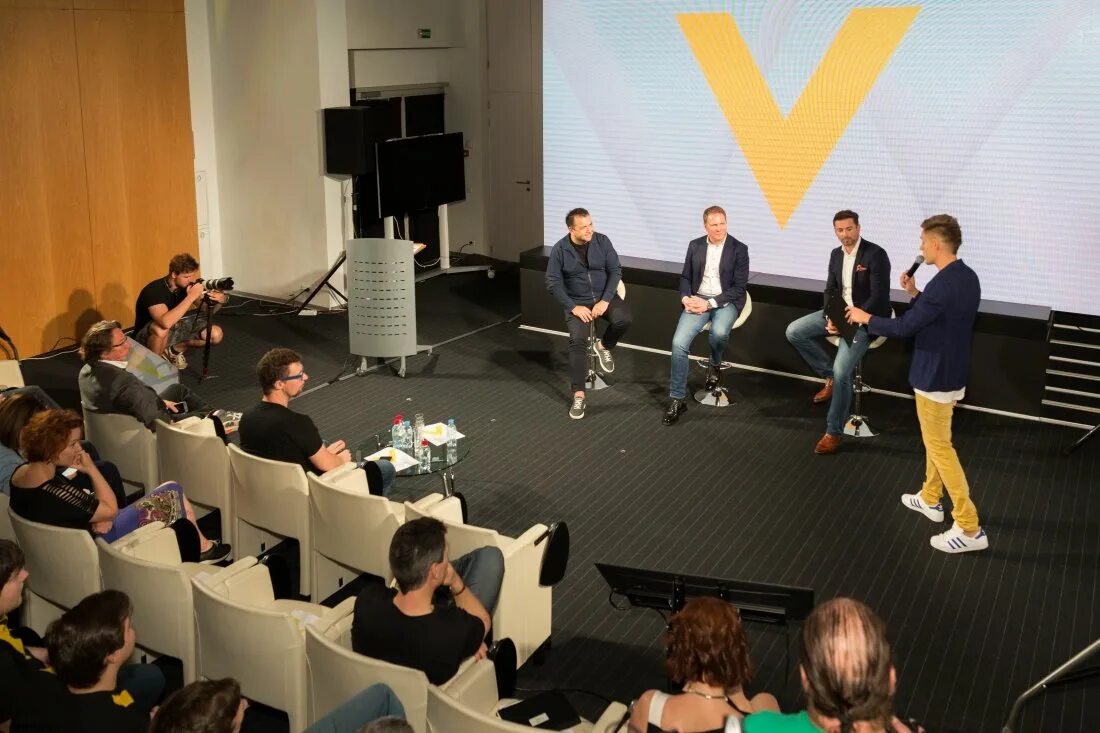 Опытный секретарь. Voip-телефон konftel 60w. Konftel ego bluetooth. Конференц вызов. Konftel ego bluetooth.