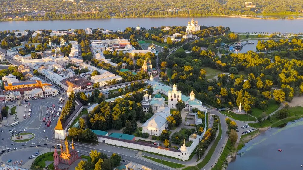 Путеводитель по ярославлю за 1 день. Ярославль за 1 день с детьми. Парк на стрелке ярославль. Ярославль достромичательности. Ярославль за 1 день с детьми.