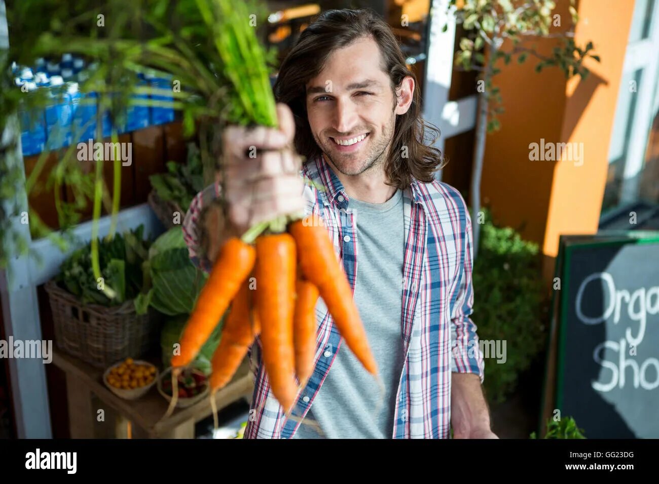 Рука держит морковь. Хранение моркови в погребе. Круглая морковь. Хранение моркови. Морковь в погребе.