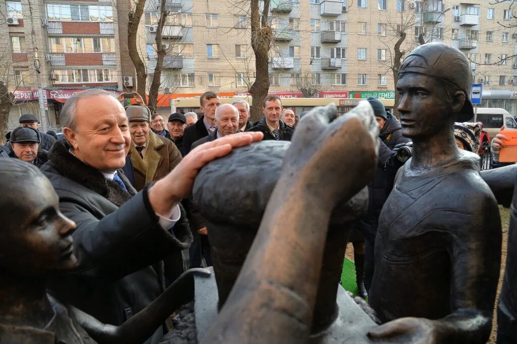 Памятники установка саратов. Памятник хлеб всему голова Саратов. Саратов скульптурные композиции. Памятник хлеборобу. Памятник хлебу Саратов.