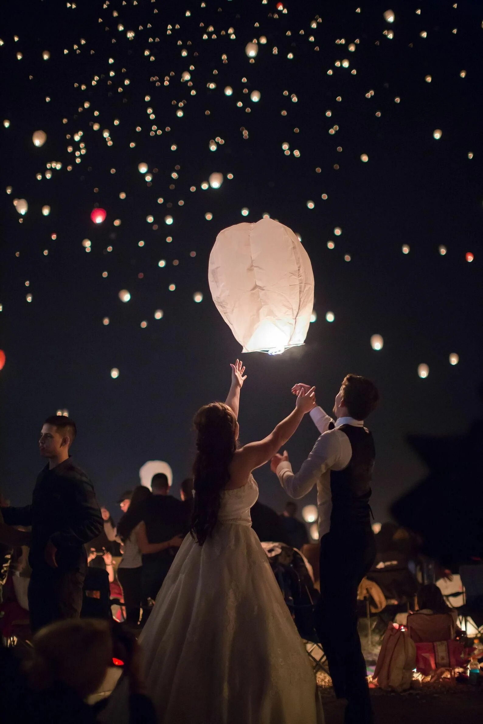 Фотосессия свадебная с фонариками. Свадебные фонари. Свадебные фонарики. Свадебные фонарики. Бумажные фонарики в небе.