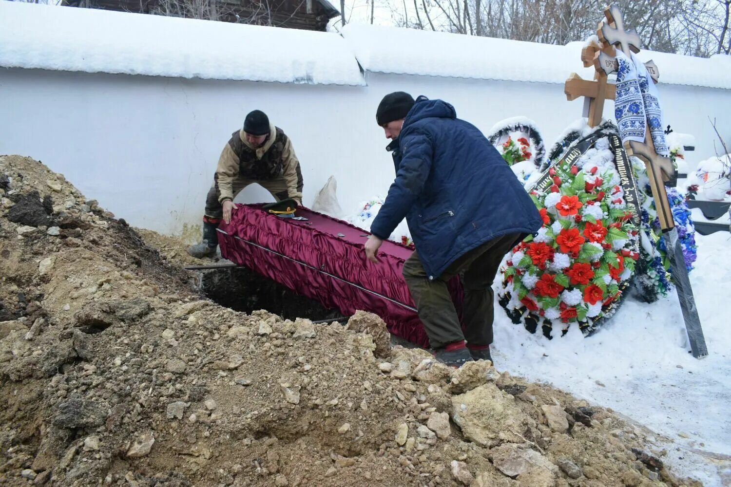 Новые выплаты погибшим. Похороны военнослужащего. Похороны мобилизованного. Похороны солдат погибших. Простились с погибшим мобилизованным.