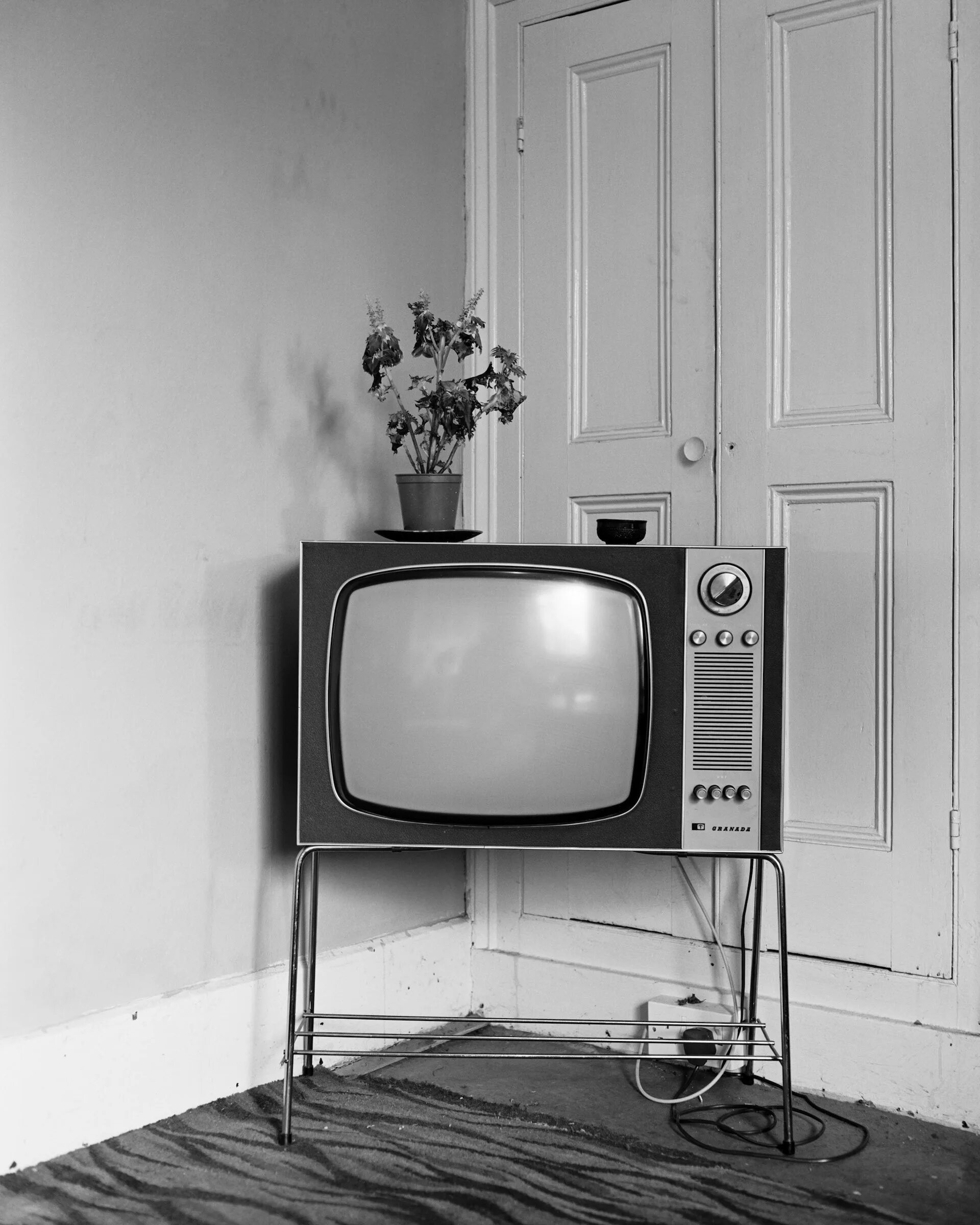 Старый телевизор 20 каналов. Старый телевизор. Старый телевизор в интерьере. Старый старый телевизор. Стена из старых телевизоров.