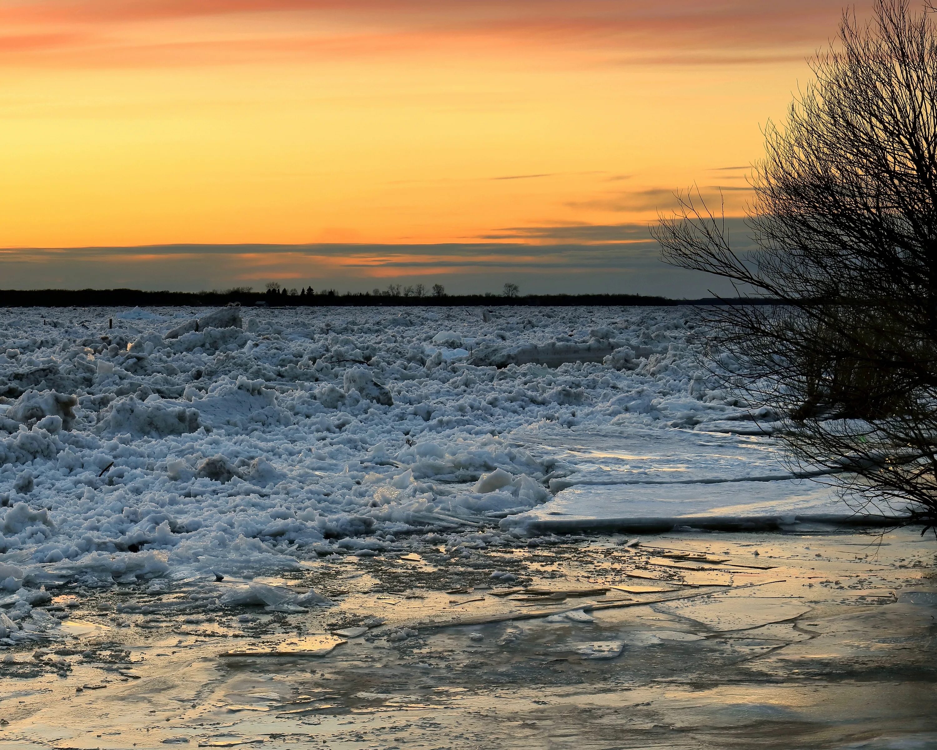 Загадка про лед. Ледоход река мста. Весенний ледоход. Определить сколько в тексте предложений. Ярко светит солнышко на реке ледоход быстро.