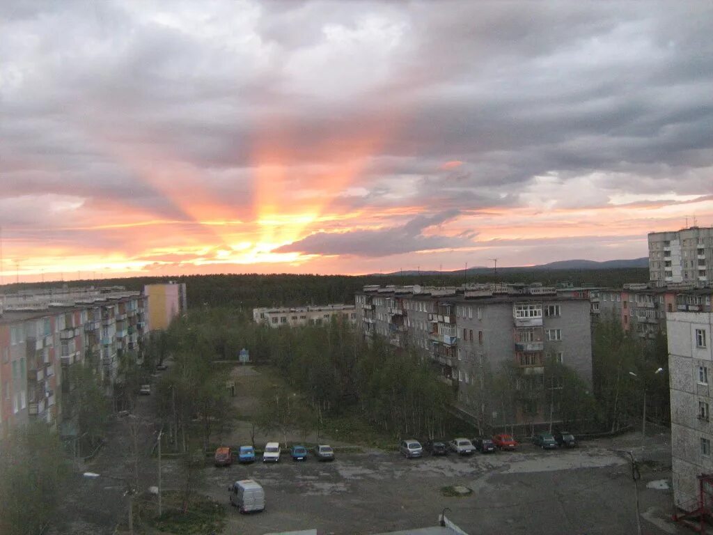 Радуга оленегорск. Радужный город ханты мансийский округ. Оленегорск мурманская область вокзал. Оленегорск ленинградский проспект 5. Мурманск город оленегорск.