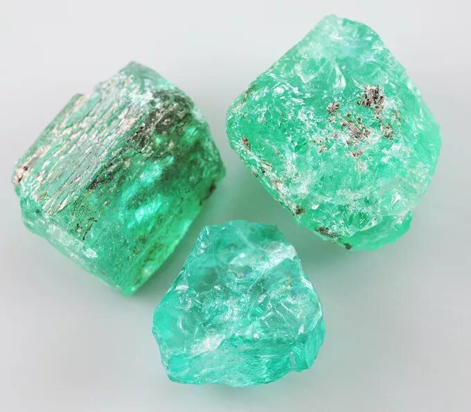 Как выглядит изумруд. Зелёный берилл камень. Как выглядит изумруд. Эмеральд изумруд. Гидротермальный изумруд октагон.