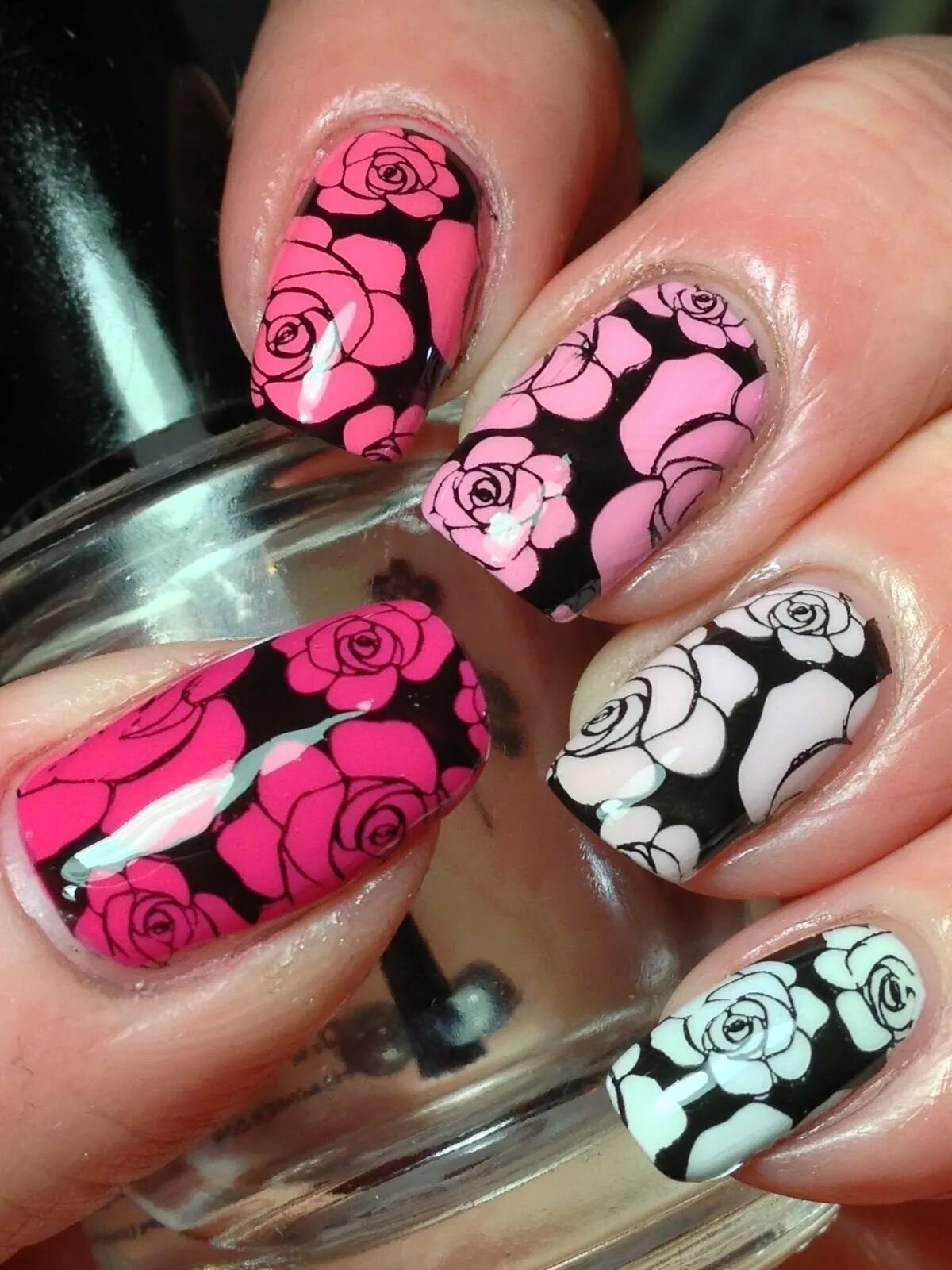 Дизайн ногтей розы. Маникюр с рисунком. Красивый маникюр с рисунком. Узоры на ногтях. Красивые рисунки красивые на ногтях.