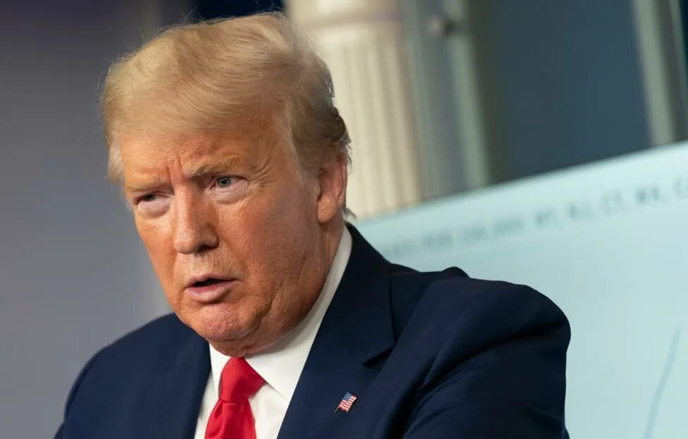 Трамп идет. Трамп. Видео нападения на трампа. Aред трамп. Трамп и байден фото.