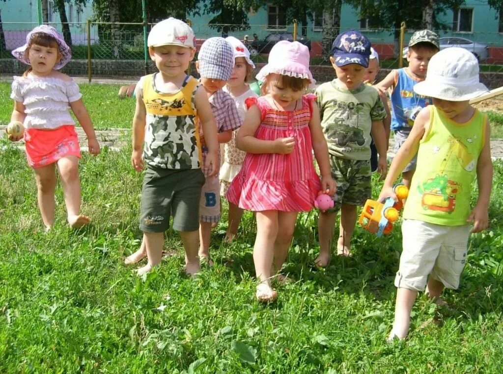 Дети в детском саду. Лето для дошкольников. Дети в саду. Дети на прогулке в детском саду. Работают ли сады летом