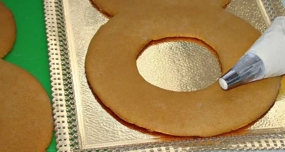 Торт цифра 10 медовые коржи. Торт цифра из медовых коржей. Торт цифра для мальчика украшение. Торт цифра из медовых коржей. Медовый торт цифра с кремом чиз.
