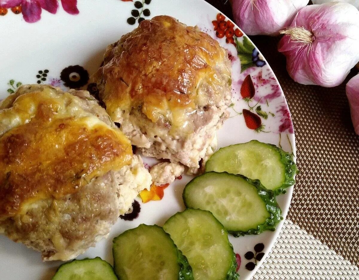 Картофельный гратен с мясным фаршем. Мясные стожки с картофелем и сыром. Картошка с фаршем в духовке под сыром. Шницель стожок. Котлеты под шубой в духовке с помидорами и сыром.