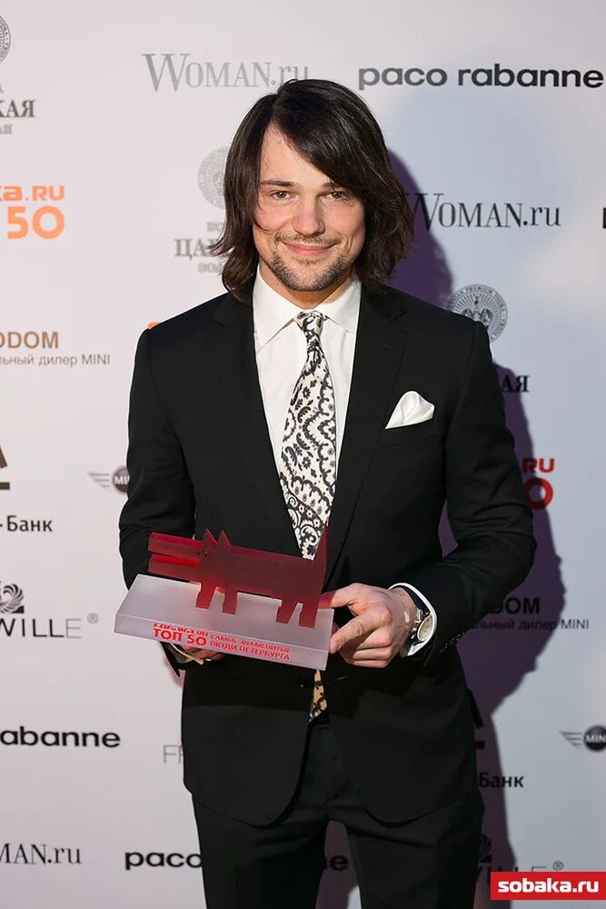 Премия 2013. Козловский 2013. козловский с премией ника. данила козловский награды. данила козловский награждение.