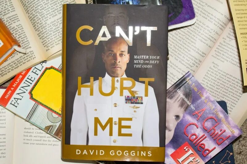 Дэвид гоггинс can't hurt me на русском. Can't hurt me david goggins. Cant hurt me book david goggins. Cant hurt me book david goggins. Книга дэвида гоггинса.