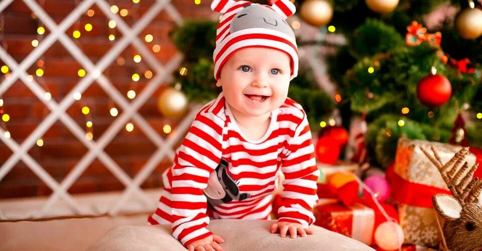Костюм санты малыша. Новогодняя фотосессия с малышом. Елочные игрушки картинки для детей картинки. Маленький мальчик рождественский. Мальчик новый год.