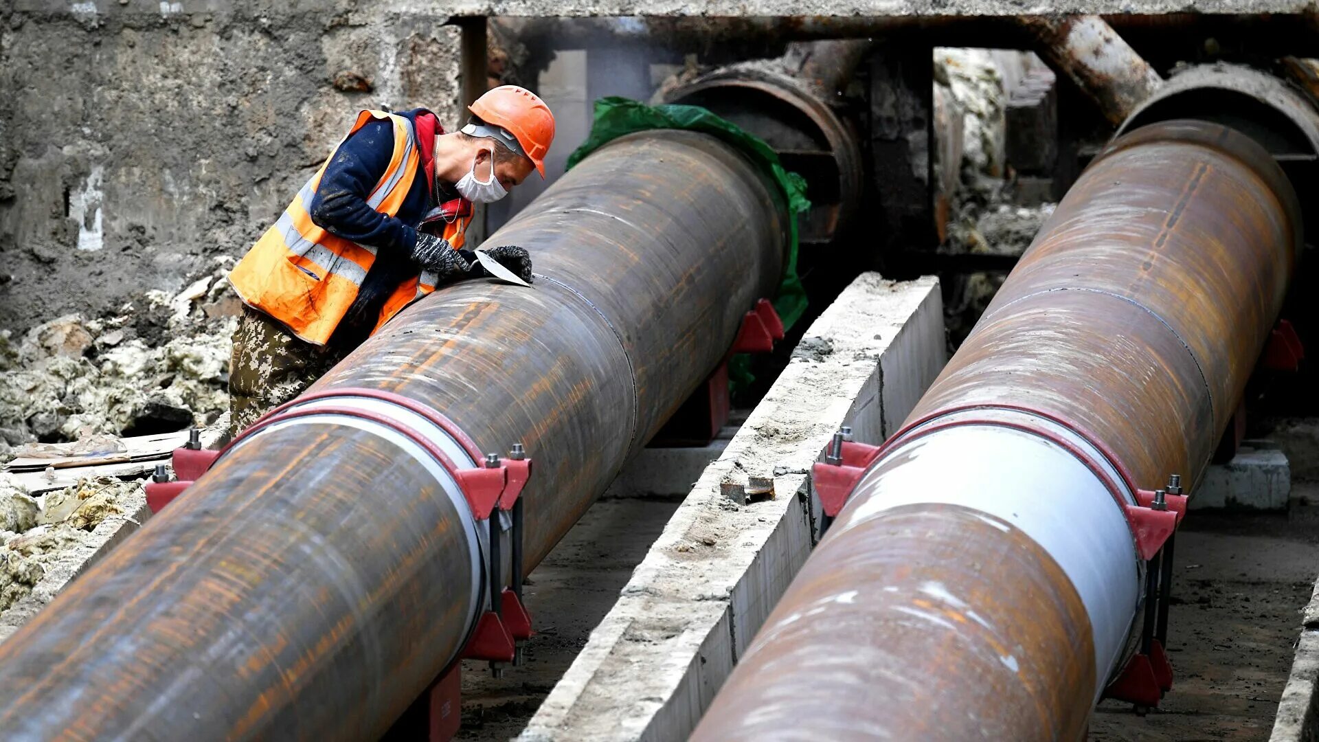 Реконструкция тепловых сетей. Собственник тепловых сетей. Трубы теплосети. Трубы теплотрассы. Картинка бесхозяйные тепловые сети.