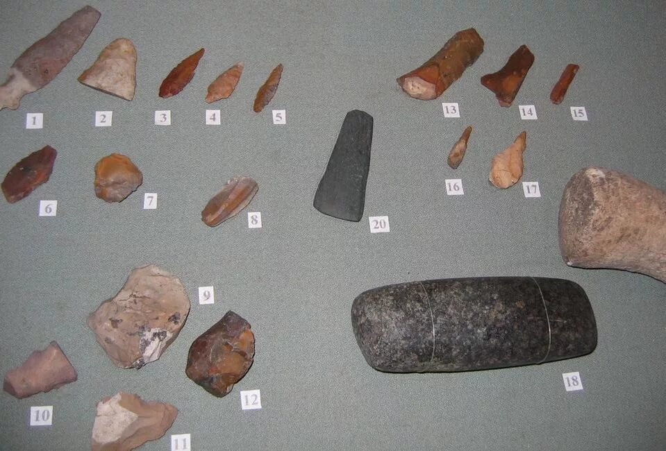 Волосовская мезолитическая культура. Каменные орудия неолита. Каменные орудия эпохи неолита. Каменный век орудия труда неолит. Шлифованные орудия неолит.