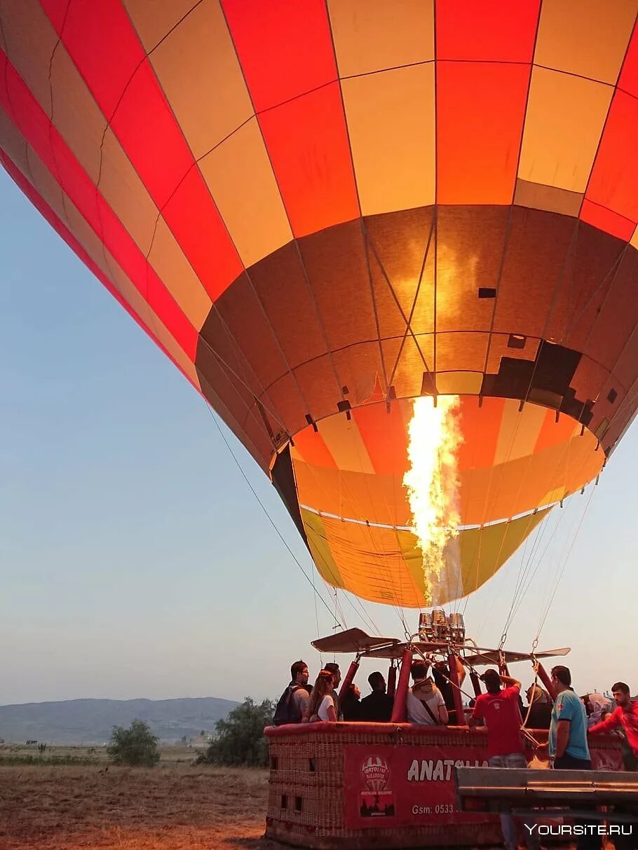 Flying balloon. Воздушный шар с корзиной. Пассажирский воздушный шар. Большой воздушный шар с корзиной. Монгольфьер воздушный шар.