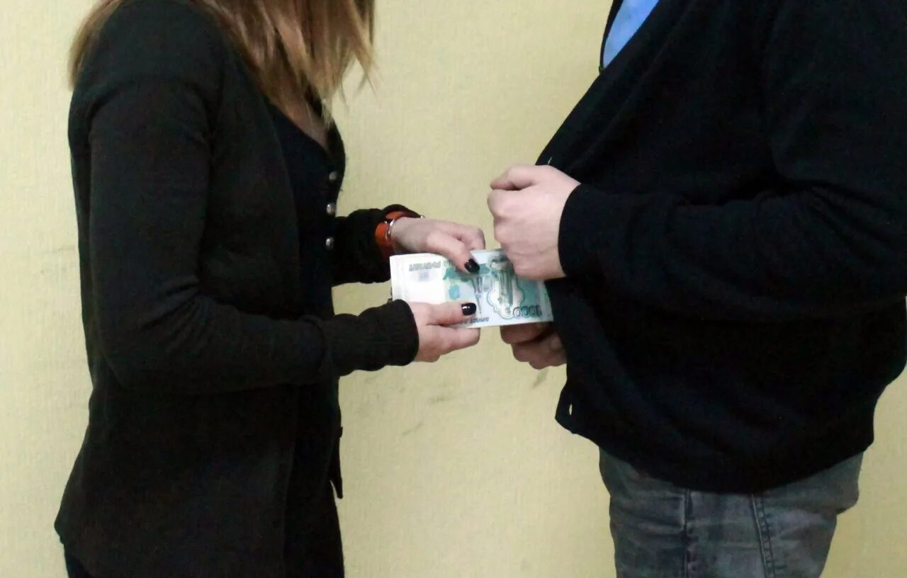 Бывало взятка. Взятка женщина. девушка дает взятку. взятка студент. женщина берет взятку.