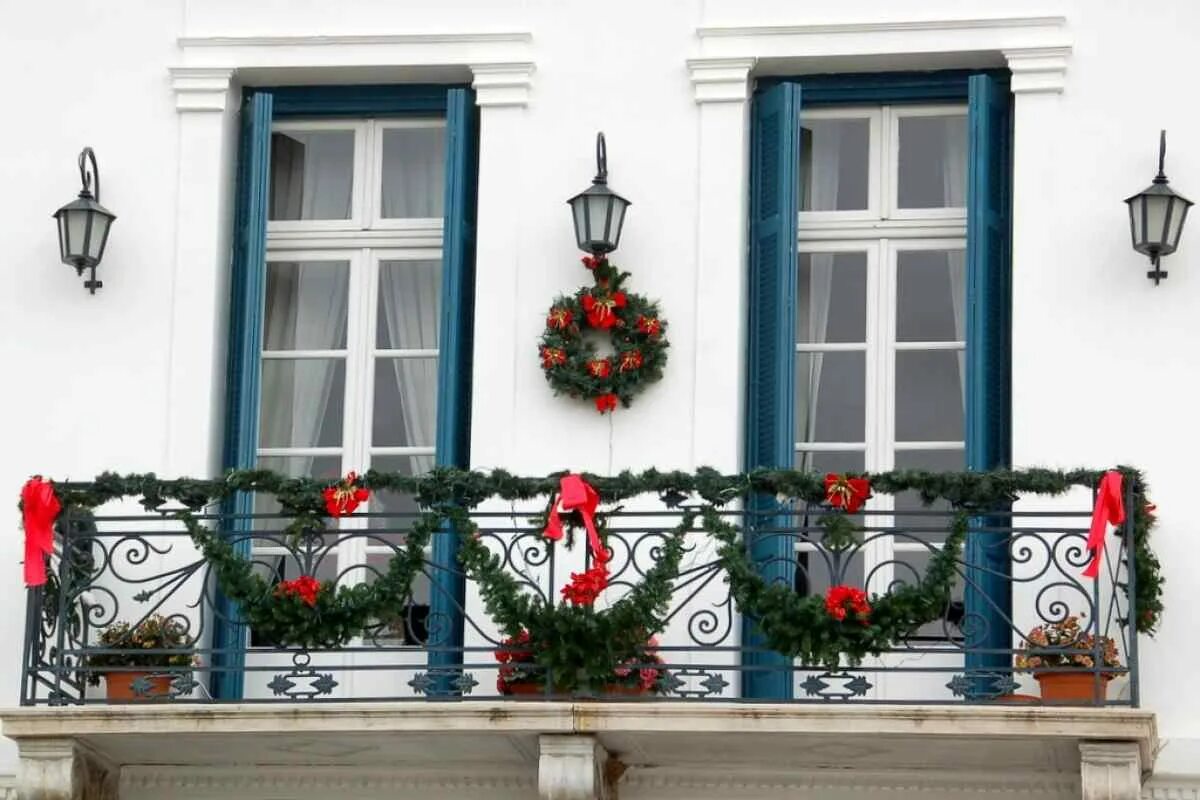 2024 год как украшать. Новогоднее украшение балкона. Рождественское украшение балкона. Украсить балкон к новому году. Украшение окна снаружи.