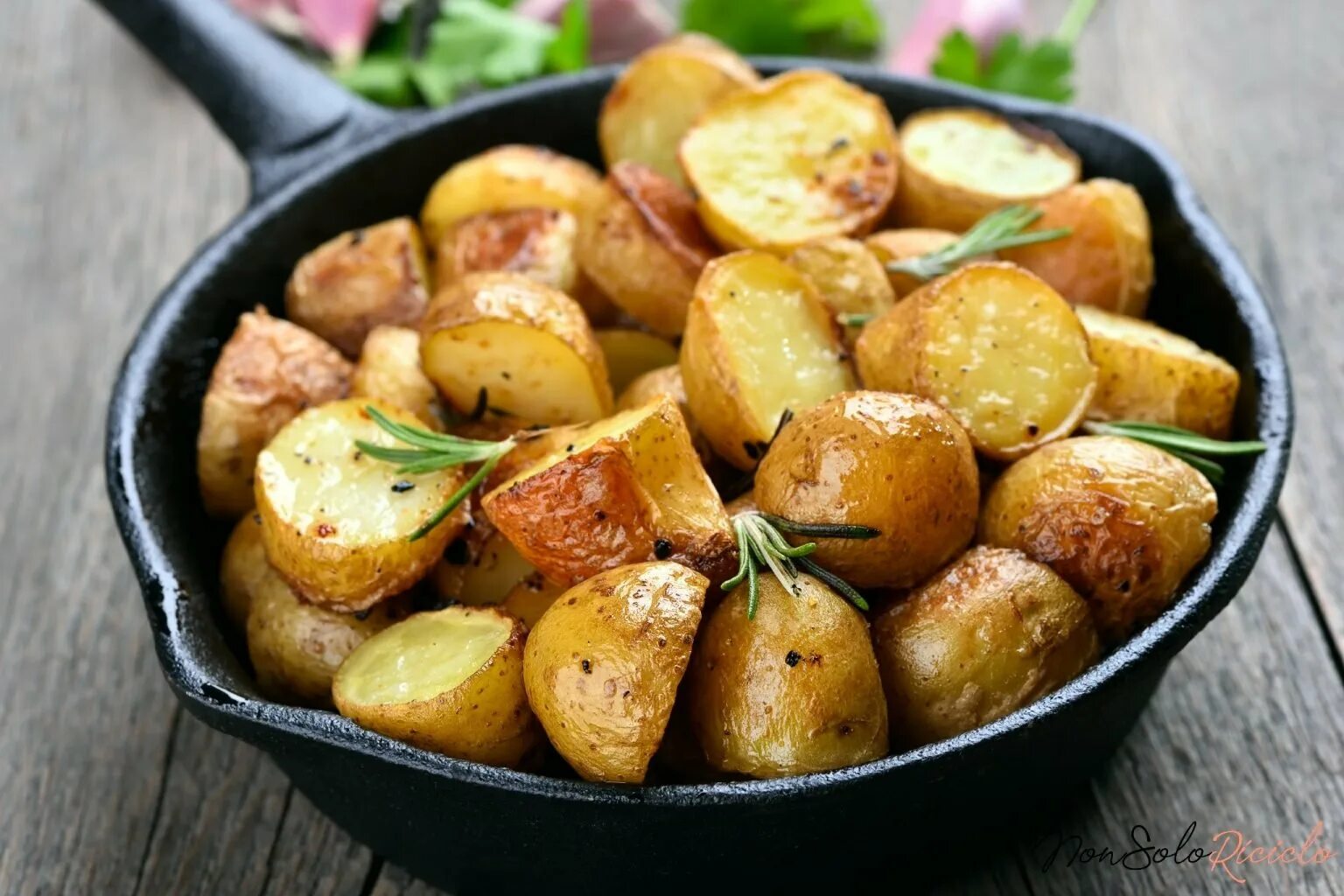 Картошка в кожуре на сковороде. Жареная молодая картошка. Жареный молодой картофель. Молодая картошка на сковороде. Картофель в мундире обжаренный.
